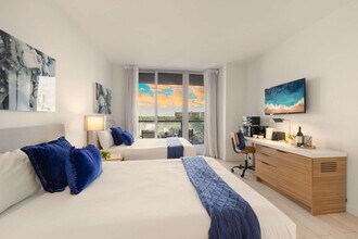 2602 E Hallandale Beach Blvd in Hallandale Beach, FL - Foto de edificio - Building Photo