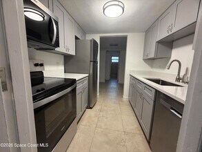 154 Crescent Beach Dr, Unit 2 in Cocoa Beach, FL - Foto de edificio - Building Photo