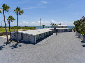 3590 S Atlantic Ave in Cocoa Beach, FL - Foto de edificio - Building Photo