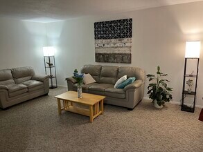 16 Caesar Dr in Bristol, CT - Foto de edificio - Building Photo