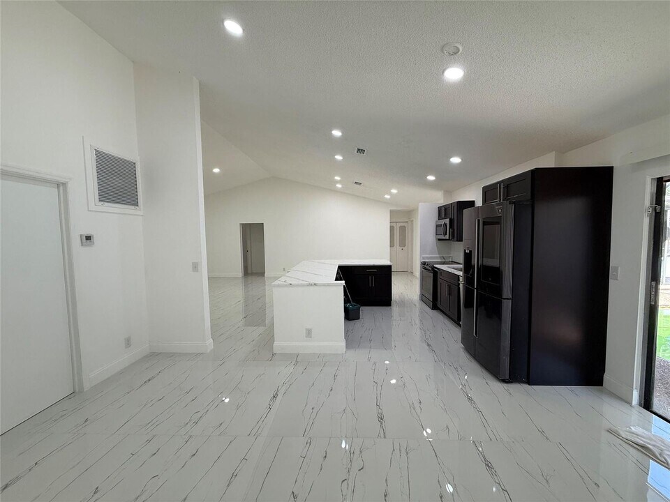 7400 SW 11th Ct in North Lauderdale, FL - Building Photo
