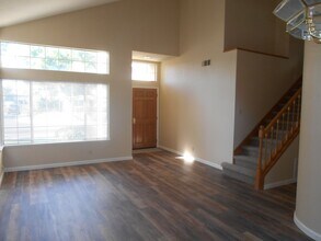 1187 Notre Dame Cir in Vacaville, CA - Foto de edificio - Building Photo