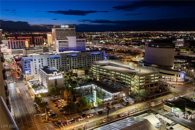 150 S Las Vegas Blvd in Las Vegas, NV - Building Photo - Building Photo