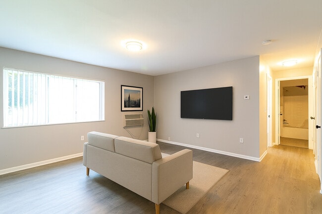 Fulton Flats East in Cleveland, OH - Foto de edificio - Building Photo