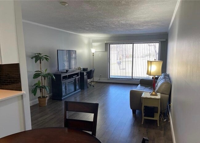 7340 York Ave S, Unit 104 in Minneapolis, MN - Foto de edificio - Building Photo