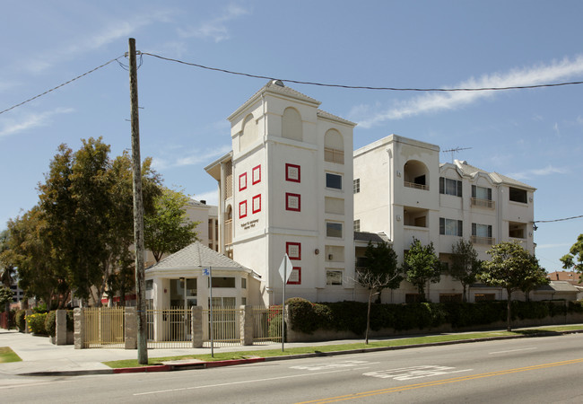 Martha Bryant Manor Apartments West in Los Angeles, CA - Foto de edificio - Building Photo