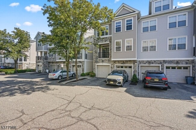 107 Brittany Ct in Clifton, NJ - Building Photo - Building Photo