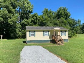 284 Tiny Rd in South Hill, VA - Building Photo