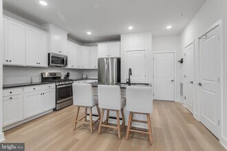 42708 Darala Dr in Ashburn, VA - Building Photo - Building Photo