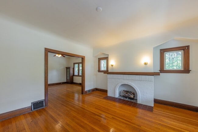 2438 Woodmere Dr in Cleveland Heights, OH - Foto de edificio - Building Photo
