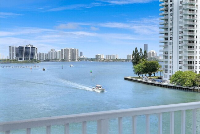 4000 NE 169th St in North Miami Beach, FL - Building Photo - Building Photo