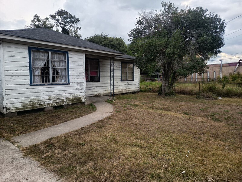 5610 Cavalcade St in Houston, TX - Building Photo