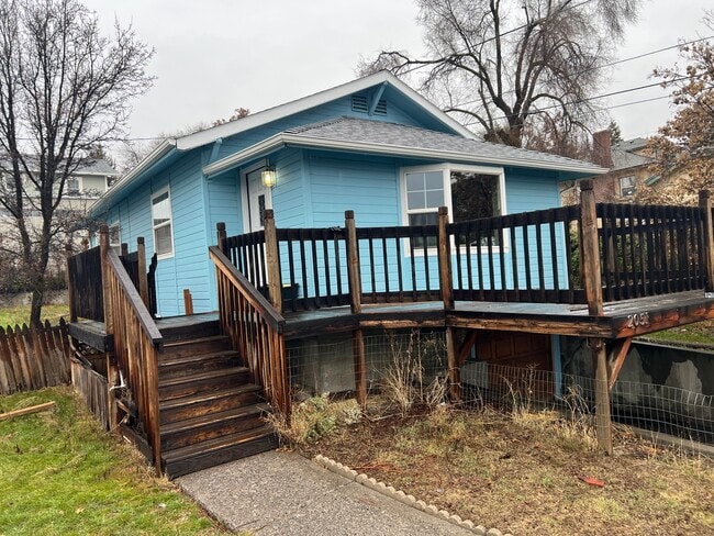 2051 Lavey St in Klamath Falls, OR - Foto de edificio - Building Photo