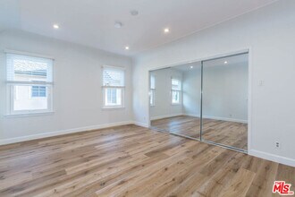 994 Stearns Dr in Los Angeles, CA - Building Photo - Building Photo