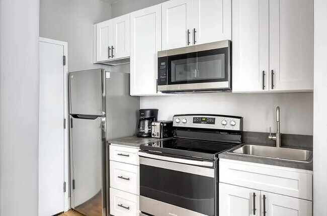 17 Christopher St, Unit 1 in New York, NY - Building Photo - Building Photo