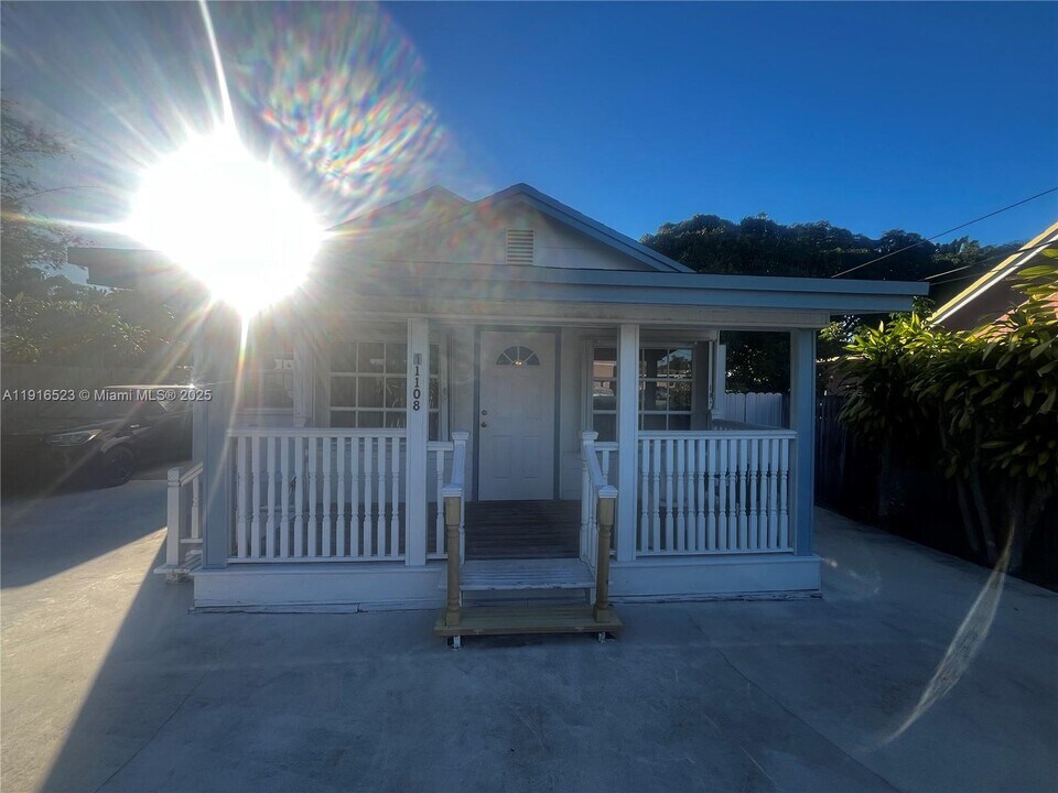 11108 Peachtree Dr in Miami, FL - Building Photo