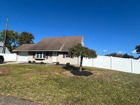 65 Island Rd in Levittown, PA - Building Photo