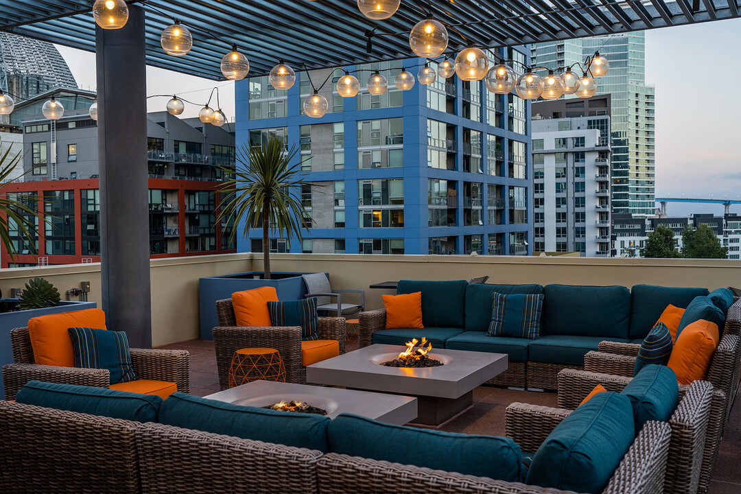 Urbana Rental Flats in San Diego, CA - Foto de edificio