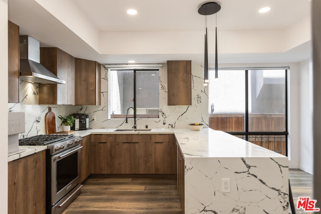 1210 Kings Rd in West Hollywood, CA - Building Photo