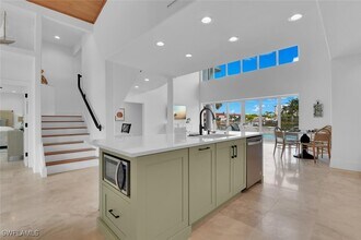 215 Mooring Line Dr in Naples, FL - Foto de edificio - Building Photo
