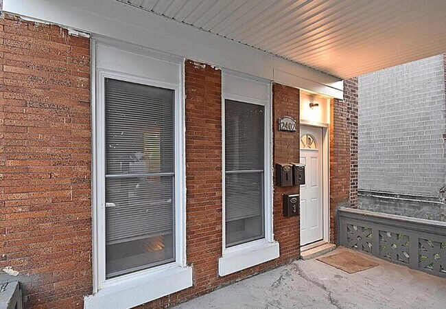 2402 Lakeview Ave in Baltimore, MD - Foto de edificio - Building Photo