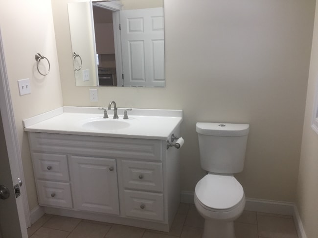 5 N Worcester St in Norton, MA - Foto de edificio - Building Photo