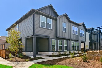 Canvas at Grand Prairie in Arlington, TX - Foto de edificio - Building Photo