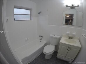 915 NE 16th Terrace-Unit -2 in Fort Lauderdale, FL - Building Photo - Building Photo