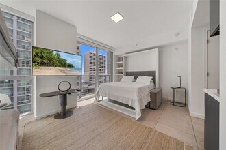 227 NE 2nd St, Unit 1911 in Miami, FL - Foto de edificio - Building Photo