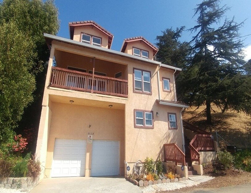 9028 Burr St in Oakland, CA - Building Photo