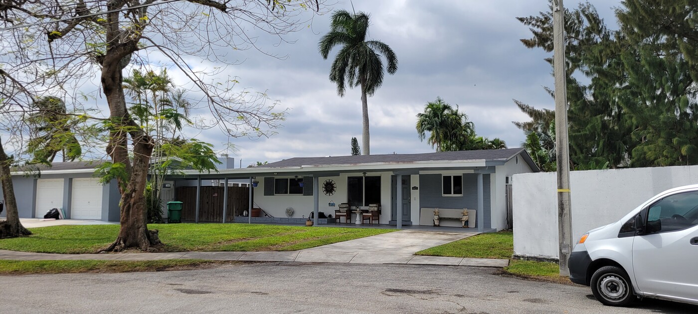 4400 SW 43rd Terrace in Fort Lauderdale, FL - Building Photo