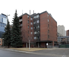 Bow Claire Apartments in Calgary, AB - Building Photo - Building Photo