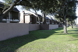 Santa Monica Apartments in Dallas, TX - Building Photo - Building Photo