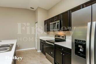 1298 SW Crost Ave in Port St. Lucie, FL - Foto de edificio - Building Photo