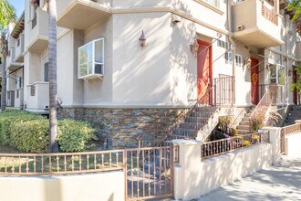 4904 Laurel Canyon Blvd in Valley Village, CA - Foto de edificio - Building Photo