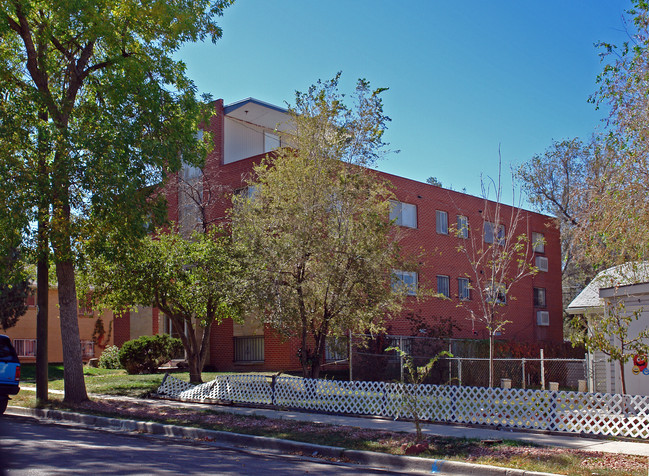 1645 Chester St in Aurora, CO - Foto de edificio - Building Photo