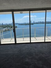 7601 E Treasure Dr, Unit PH-104 in North Bay Village, FL - Foto de edificio - Building Photo