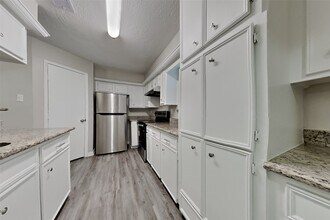 11835 Hillbrook Dr in Houston, TX - Building Photo - Building Photo