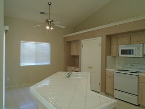 2048 E Muir Field Dr in Fresno, CA - Building Photo - Building Photo