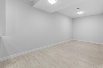 1439 Cherniak Way SW in Edmonton, AB - Building Photo - Building Photo