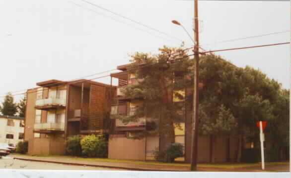 Barton Square Apartments in Seattle, WA - Building Photo