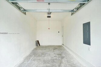 7231 NW 103rd Path in Doral, FL - Building Photo - Building Photo