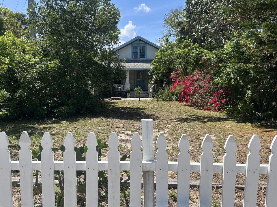 122 S Peninsula Dr in Daytona Beach, FL - Building Photo