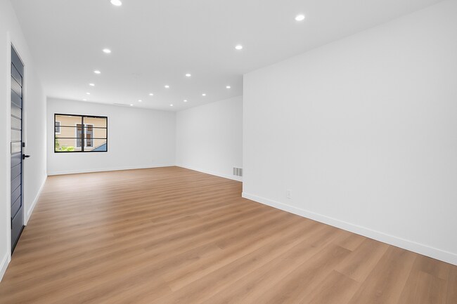 213 S Gale Dr, Unit A in Beverly Hills, CA - Foto de edificio - Building Photo