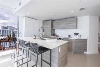 650 NE 32nd St, Unit 3601 in Miami, FL - Foto de edificio - Building Photo