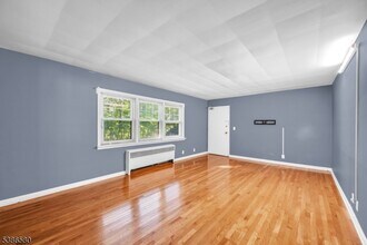 6 Gainsborough Terrace in River Edge, NJ - Foto de edificio - Building Photo
