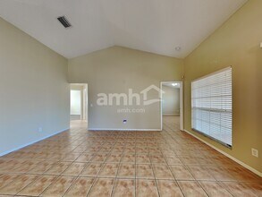 1402 Lakehurst Way in Brandon, FL - Building Photo - Building Photo