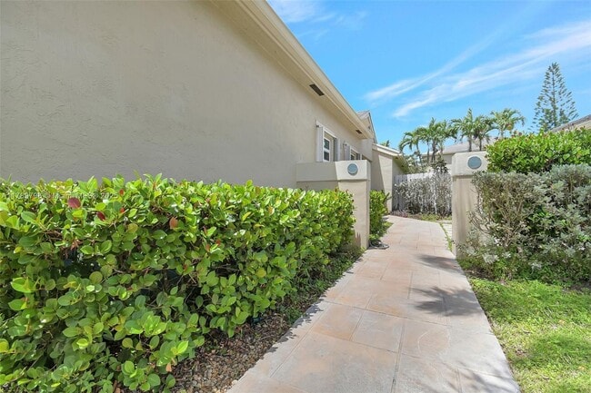303 E Riverbend Dr in Sunrise, FL - Foto de edificio - Building Photo