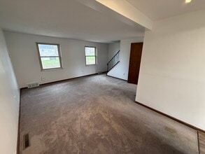 108 Roberts Dr in Moon Township, PA - Building Photo - Building Photo