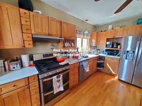 121 Lowell St, Unit 2 in Somerville, MA - Building Photo - Building Photo